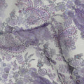 قماش أورجانزا صناعي مطبوع عليه زهور بيزلي باللون العاجي واللافندر مع لمسات رمادية وأرجوانية، عرض 110 سم، صنع في الهند - D23341