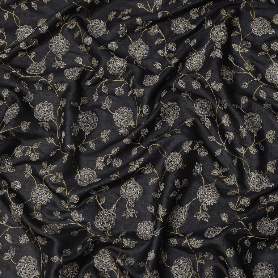 قماش حرير توسار مطرز بزهرة الكرمة السوداء مع تفاصيل خيط بيج، 110 سم، الهند - D23381