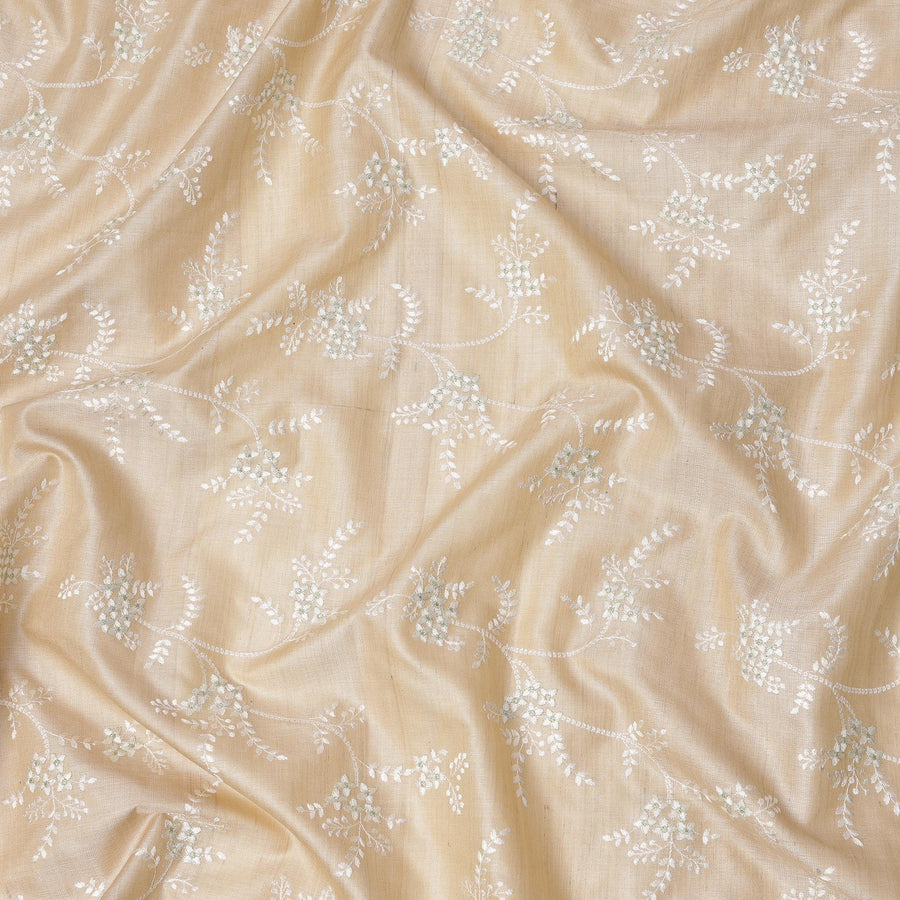قماش حرير توسار مطرز بنقشة زهور باللون البيج مع خيط أبيض، 110 سم، الهند - D23383