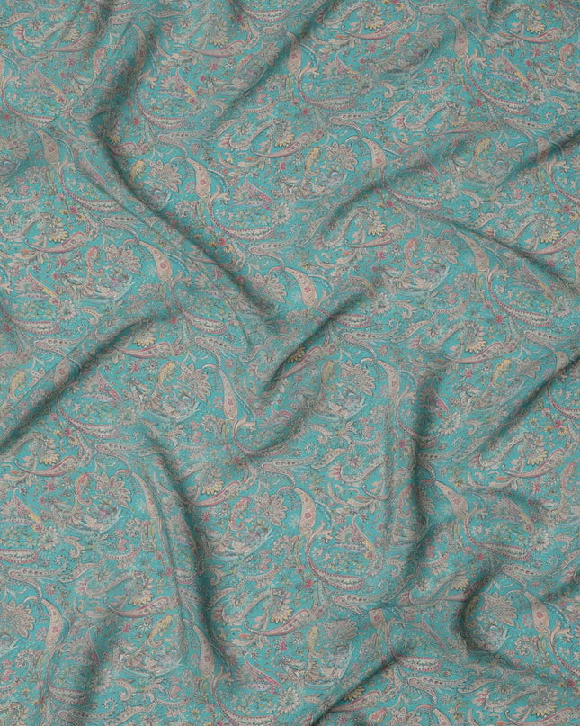قماش كريب فيسكوز بنقشة بيزلي فيروزية، ملمس ناعم متدفق، عرض 110 سم، صنع في الهند - D23428
