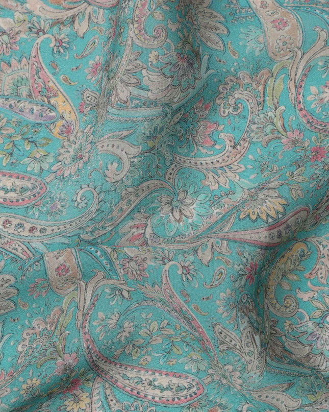 قماش كريب فيسكوز بنقشة بيزلي فيروزية، ملمس ناعم متدفق، عرض 110 سم، صنع في الهند - D23428