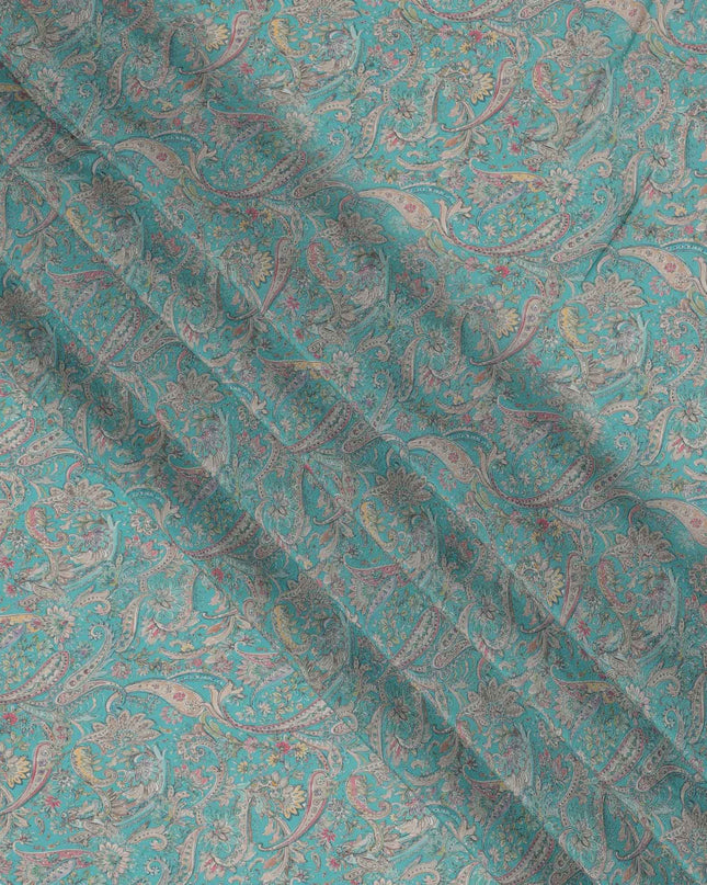 قماش كريب فيسكوز بنقشة بيزلي فيروزية، ملمس ناعم متدفق، عرض 110 سم، صنع في الهند - D23428