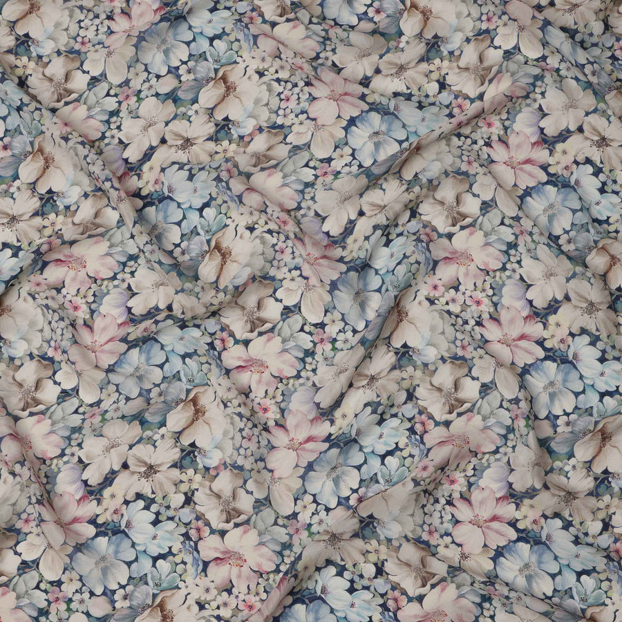 قماش كريب فيسكوز مطبوع عليه زهور باللون الأزرق الباهت، تصميم زهور الباستيل، عرض 110 سم، صنع في الهند - D23430
