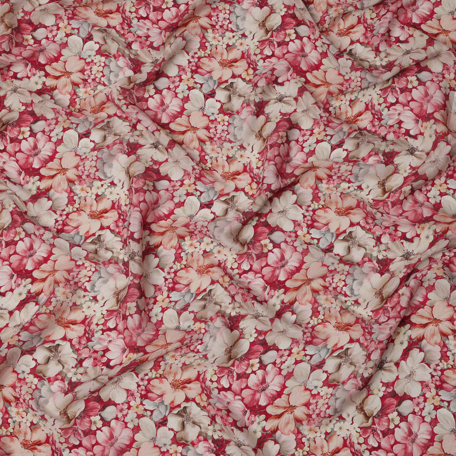 قماش كريب فيسكوز مطبوع عليه زهور باللون الأحمر القرمزي، بتصميم زهور مزخرفة بالكامل بدرجات اللون الخوخي والبيج، عرض 110 سم، صنع في الهند - D23432