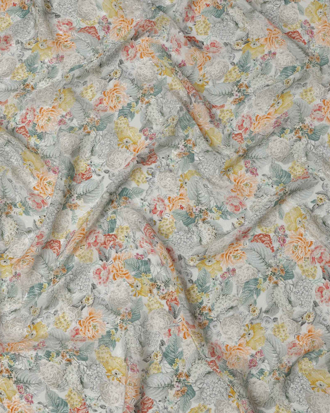 قماش كريب فيسكوز ناعم رمادي اللون بطبعة زهور، تصميم زهور الحديقة باللونين الأصفر والخوخي، عرض 110 سم، صنع في الهند - D23436