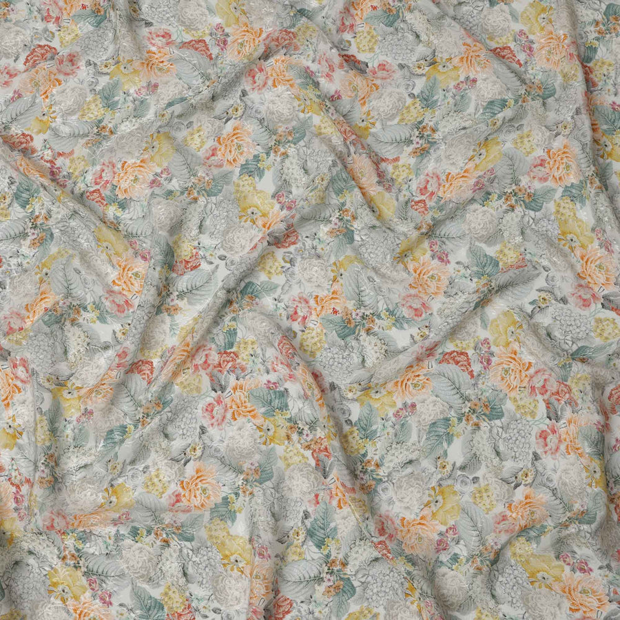 قماش كريب فيسكوز ناعم رمادي اللون بطبعة زهور، تصميم زهور الحديقة باللونين الأصفر والخوخي، عرض 110 سم، صنع في الهند - D23436