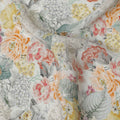 قماش كريب فيسكوز ناعم رمادي اللون بطبعة زهور، تصميم زهور الحديقة باللونين الأصفر والخوخي، عرض 110 سم، صنع في الهند - D23436