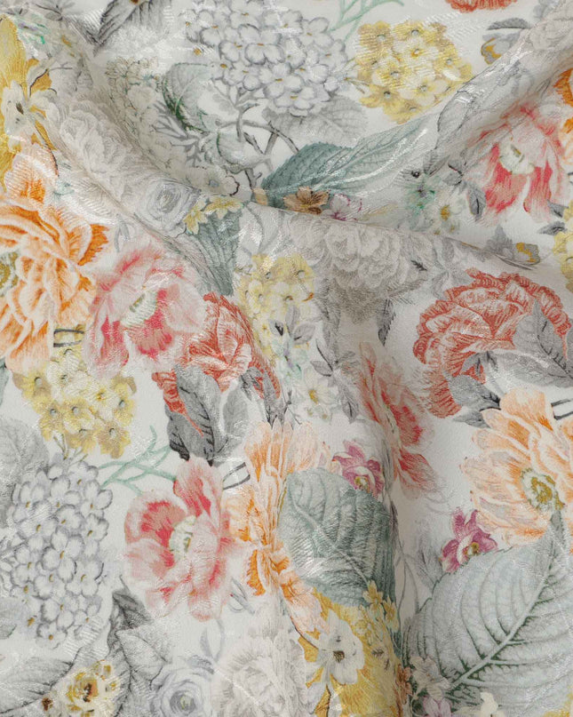 قماش كريب فيسكوز ناعم رمادي اللون بطبعة زهور، تصميم زهور الحديقة باللونين الأصفر والخوخي، عرض 110 سم، صنع في الهند - D23436