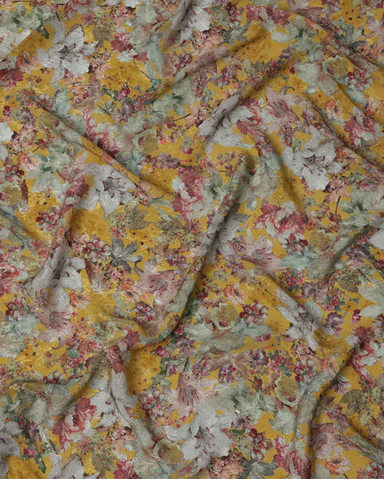 قماش كريب فيسكوز مطبوع عليه زهور باللون الأصفر الخردلي، بتصميم حديقة عتيقة بدرجات اللونين الرمادي الفاتح والأرجواني، عرض 110 سم، صنع في الهند - D23439