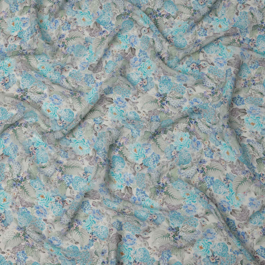 قماش كريب فيسكوز مطبوع عليه زهور باللون الأزرق السماوي، بنقشة زهور كاملة مع لمسات رمادية وأرجوانية، عرض 110 سم، صنع في الهند - D23441