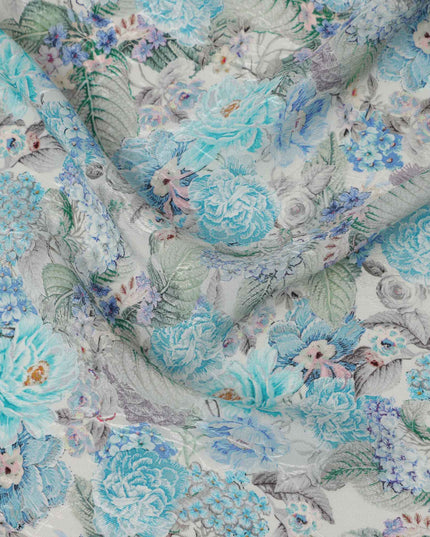 قماش كريب فيسكوز مطبوع عليه زهور باللون الأزرق السماوي، بنقشة زهور كاملة مع لمسات رمادية وأرجوانية، عرض 110 سم، صنع في الهند - D23441