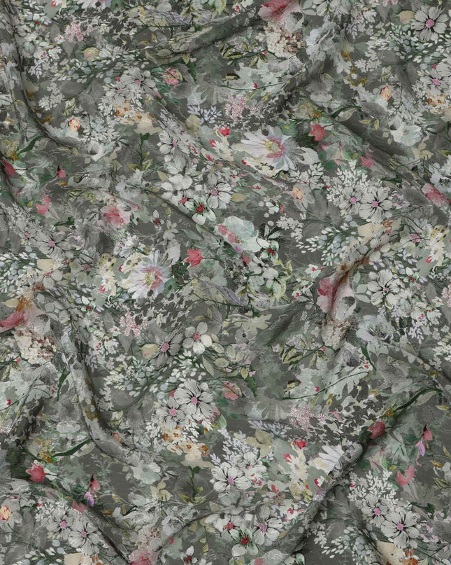 قماش كريب فيسكوز رمادي فحمي مطبوع عليه زهور، مزين بالكامل بنقشة زهور نباتية باللونين الأبيض والوردي، عرض 110 سم، صنع في الهند - D23446