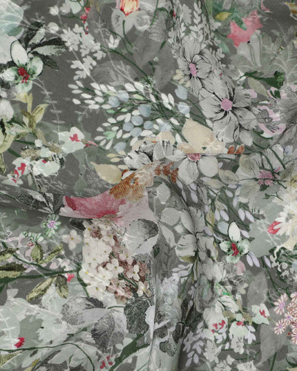 قماش كريب فيسكوز رمادي فحمي مطبوع عليه زهور، مزين بالكامل بنقشة زهور نباتية باللونين الأبيض والوردي، عرض 110 سم، صنع في الهند - D23446