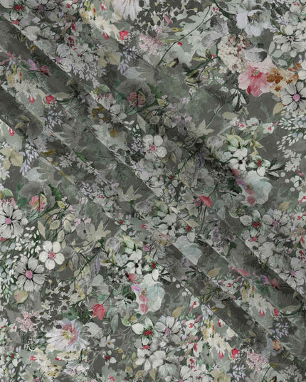 قماش كريب فيسكوز رمادي فحمي مطبوع عليه زهور، مزين بالكامل بنقشة زهور نباتية باللونين الأبيض والوردي، عرض 110 سم، صنع في الهند - D23446