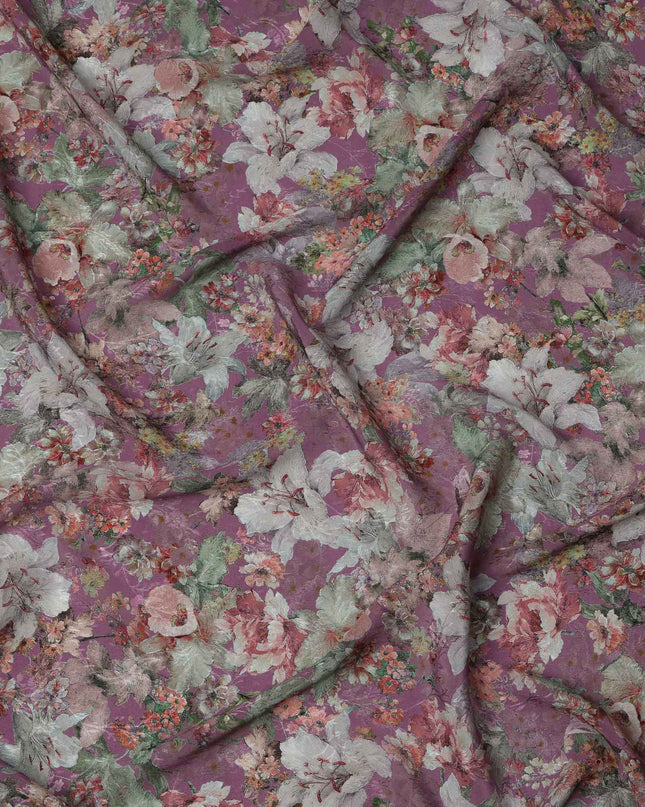 قماش كريب فيسكوز مطبوع عليه زهور بنفسجية أرجوانية، تصميم أزهار عتيقة مع لمسات من النعناع والورد، عرض 110 سم، صنع في الهند - D23447