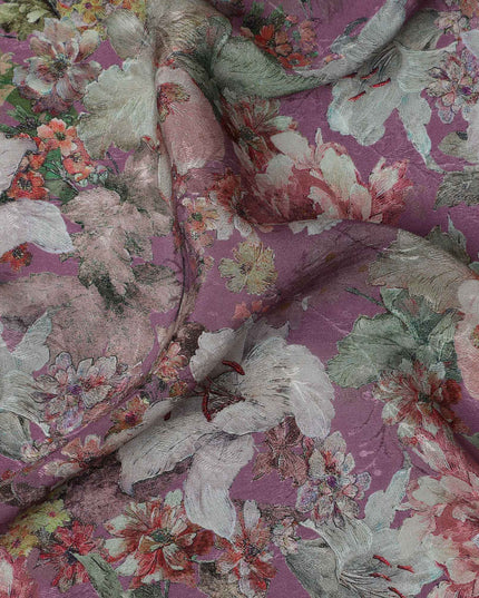قماش كريب فيسكوز مطبوع عليه زهور بنفسجية أرجوانية، تصميم أزهار عتيقة مع لمسات من النعناع والورد، عرض 110 سم، صنع في الهند - D23447