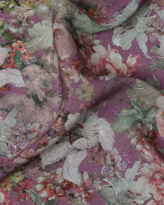 قماش كريب فيسكوز مطبوع عليه زهور بنفسجية أرجوانية، تصميم أزهار عتيقة مع لمسات من النعناع والورد، عرض 110 سم، صنع في الهند - D23447