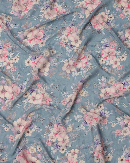 قماش كريب فيسكوز مطبوع عليه زهور زرقاء باهتة، تصميم زهور باستيل ناعم بدرجات اللون الوردي والأرجواني، عرض 110 سم، صنع في الهند - D23449