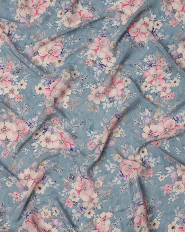 قماش كريب فيسكوز مطبوع عليه زهور زرقاء باهتة، تصميم زهور باستيل ناعم بدرجات اللون الوردي والأرجواني، عرض 110 سم، صنع في الهند - D23449