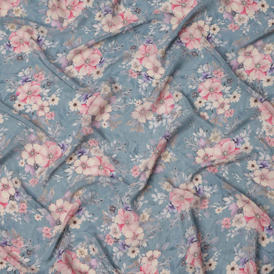 قماش كريب فيسكوز مطبوع عليه زهور زرقاء باهتة، تصميم زهور باستيل ناعم بدرجات اللون الوردي والأرجواني، عرض 110 سم، صنع في الهند - D23449