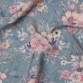 قماش كريب فيسكوز مطبوع عليه زهور زرقاء باهتة، تصميم زهور باستيل ناعم بدرجات اللون الوردي والأرجواني، عرض 110 سم، صنع في الهند - D23449