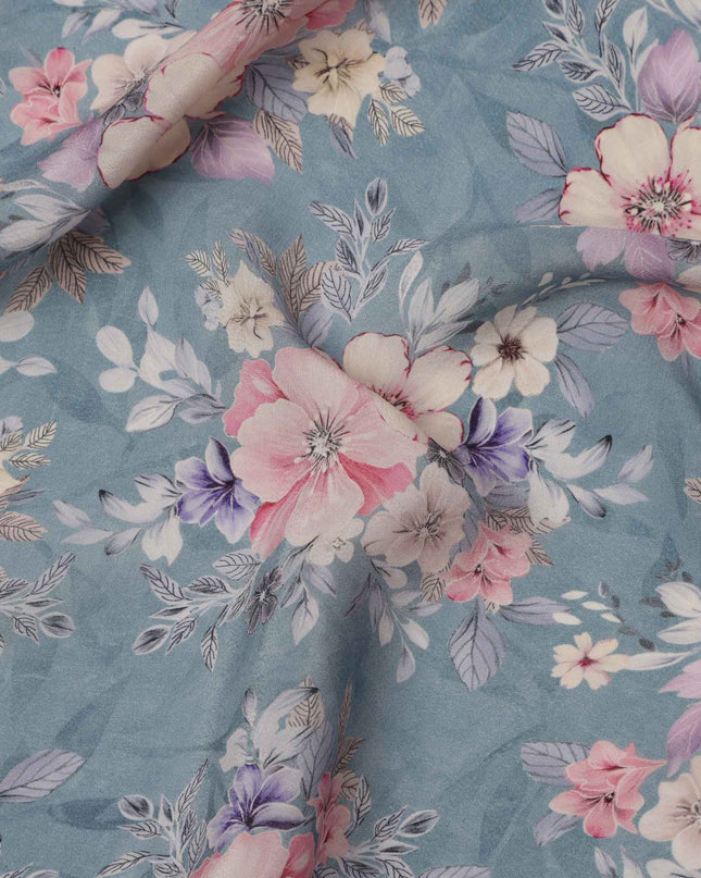 قماش كريب فيسكوز مطبوع عليه زهور زرقاء باهتة، تصميم زهور باستيل ناعم بدرجات اللون الوردي والأرجواني، عرض 110 سم، صنع في الهند - D23449