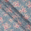 قماش كريب فيسكوز مطبوع عليه زهور زرقاء باهتة، تصميم زهور باستيل ناعم بدرجات اللون الوردي والأرجواني، عرض 110 سم، صنع في الهند - D23449