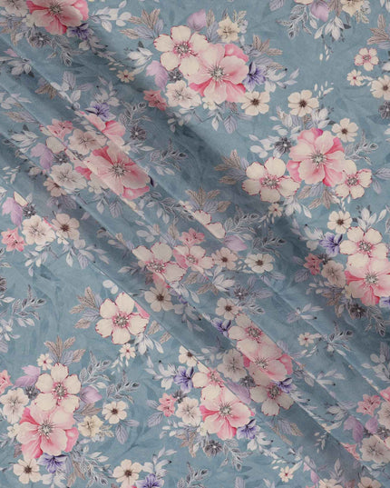 قماش كريب فيسكوز مطبوع عليه زهور زرقاء باهتة، تصميم زهور باستيل ناعم بدرجات اللون الوردي والأرجواني، عرض 110 سم، صنع في الهند - D23449