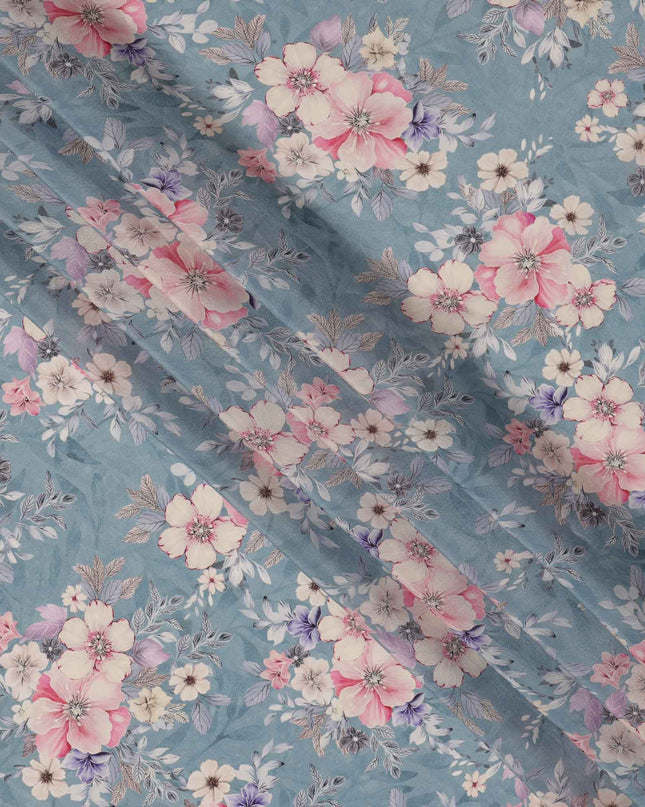 قماش كريب فيسكوز مطبوع عليه زهور زرقاء باهتة، تصميم زهور باستيل ناعم بدرجات اللون الوردي والأرجواني، عرض 110 سم، صنع في الهند - D23449