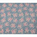 قماش كريب فيسكوز مطبوع عليه زهور زرقاء باهتة، تصميم زهور باستيل ناعم بدرجات اللون الوردي والأرجواني، عرض 110 سم، صنع في الهند - D23449