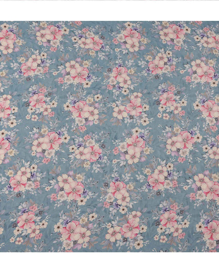 قماش كريب فيسكوز مطبوع عليه زهور زرقاء باهتة، تصميم زهور باستيل ناعم بدرجات اللون الوردي والأرجواني، عرض 110 سم، صنع في الهند - D23449