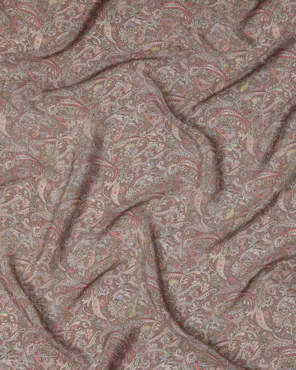 قماش كريب فيسكوز بني مطبوع بنقوش بيزلي، بزخارف عرقية تقليدية بألوان الأحمر والأخضر والعاجي، عرض 110 سم، صنع في الهند - D23451