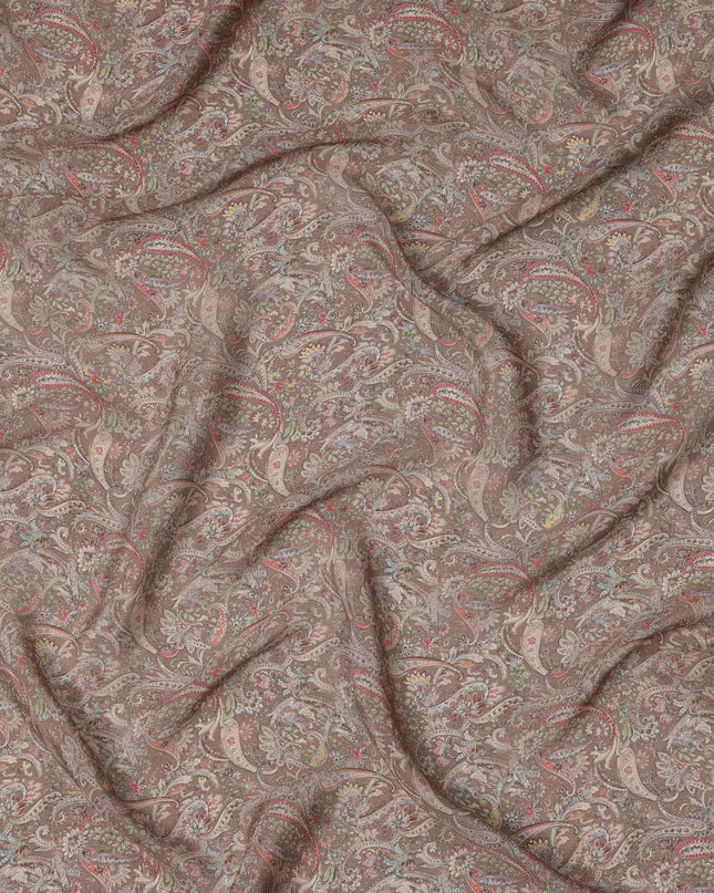 قماش كريب فيسكوز بني مطبوع بنقوش بيزلي، بزخارف عرقية تقليدية بألوان الأحمر والأخضر والعاجي، عرض 110 سم، صنع في الهند - D23451