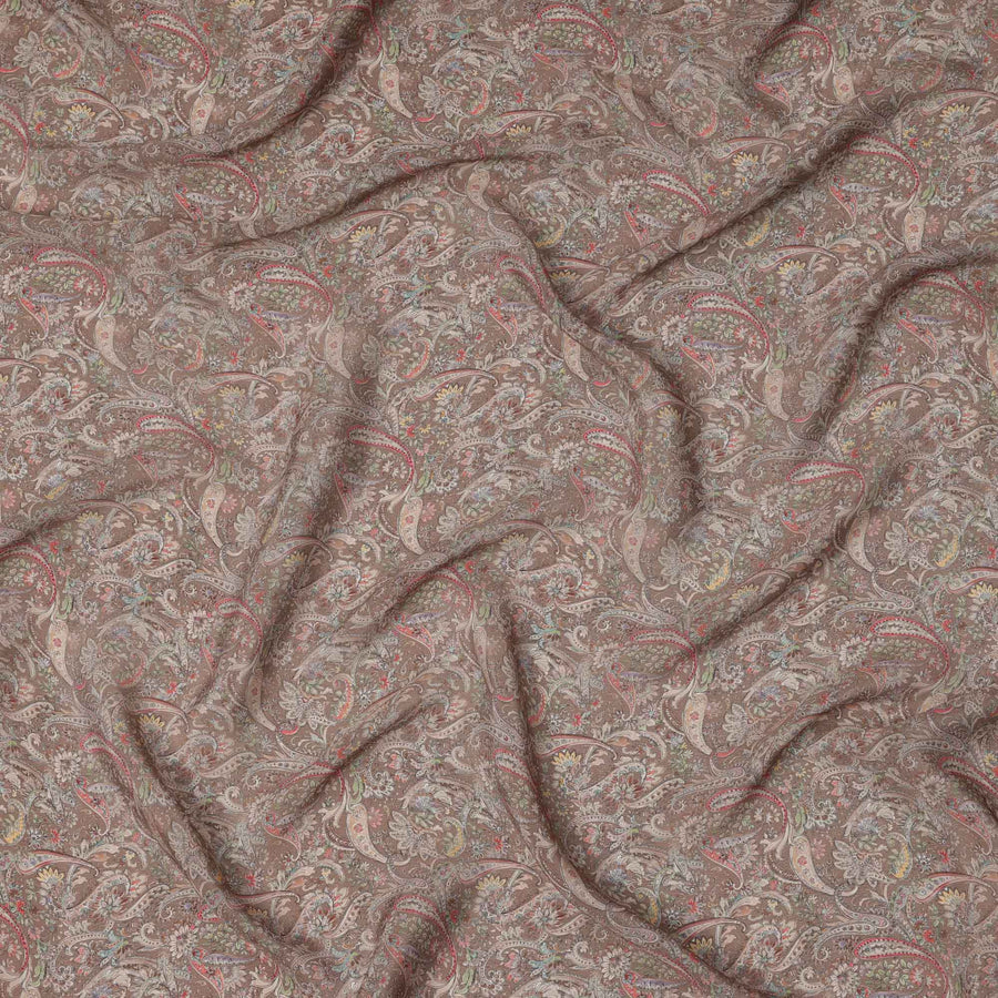 قماش كريب فيسكوز بني مطبوع بنقوش بيزلي، بزخارف عرقية تقليدية بألوان الأحمر والأخضر والعاجي، عرض 110 سم، صنع في الهند - D23451