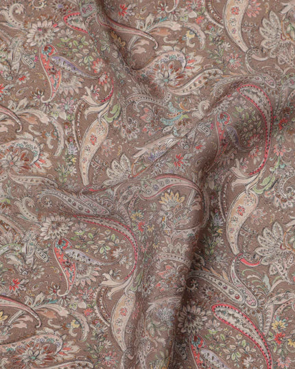 قماش كريب فيسكوز بني مطبوع بنقوش بيزلي، بزخارف عرقية تقليدية بألوان الأحمر والأخضر والعاجي، عرض 110 سم، صنع في الهند - D23451