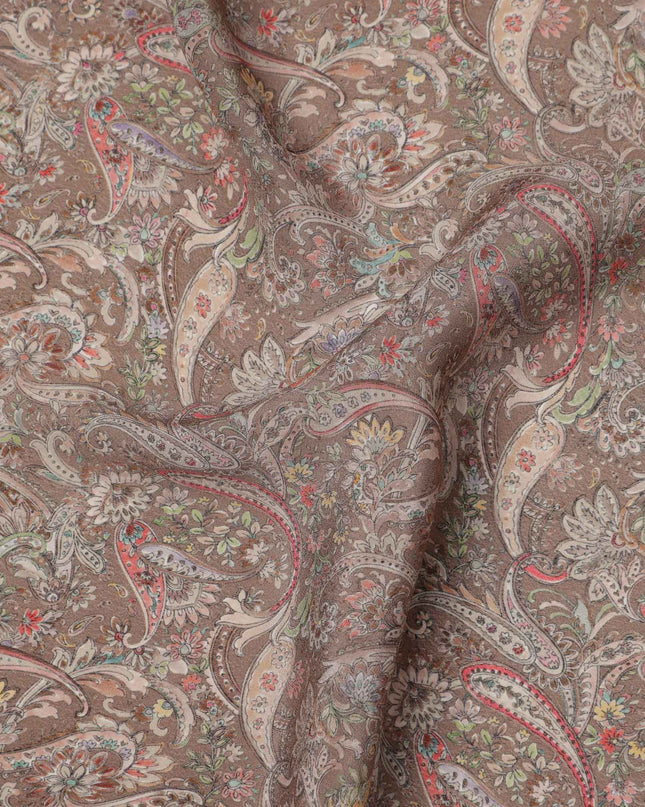 قماش كريب فيسكوز بني مطبوع بنقوش بيزلي، بزخارف عرقية تقليدية بألوان الأحمر والأخضر والعاجي، عرض 110 سم، صنع في الهند - D23451
