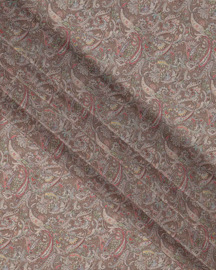 قماش كريب فيسكوز بني مطبوع بنقوش بيزلي، بزخارف عرقية تقليدية بألوان الأحمر والأخضر والعاجي، عرض 110 سم، صنع في الهند - D23451