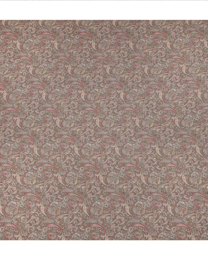 قماش كريب فيسكوز بني مطبوع بنقوش بيزلي، بزخارف عرقية تقليدية بألوان الأحمر والأخضر والعاجي، عرض 110 سم، صنع في الهند - D23451