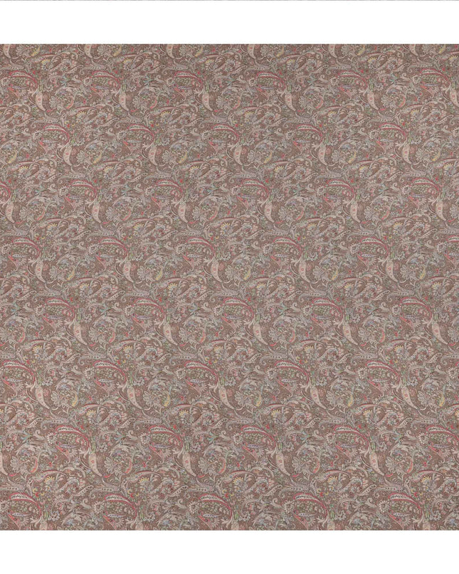قماش كريب فيسكوز بني مطبوع بنقوش بيزلي، بزخارف عرقية تقليدية بألوان الأحمر والأخضر والعاجي، عرض 110 سم، صنع في الهند - D23451