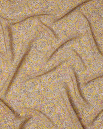 قماش كريب فيسكوز أصفر مطبوع بنقوش بيزلي، بزخارف عرقية رقيقة بألوان الوردي والبيج والأزرق، عرض 110 سم، صنع في الهند - D23452