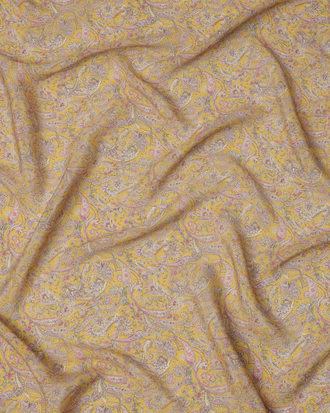 قماش كريب فيسكوز أصفر مطبوع بنقوش بيزلي، بزخارف عرقية رقيقة بألوان الوردي والبيج والأزرق، عرض 110 سم، صنع في الهند - D23452