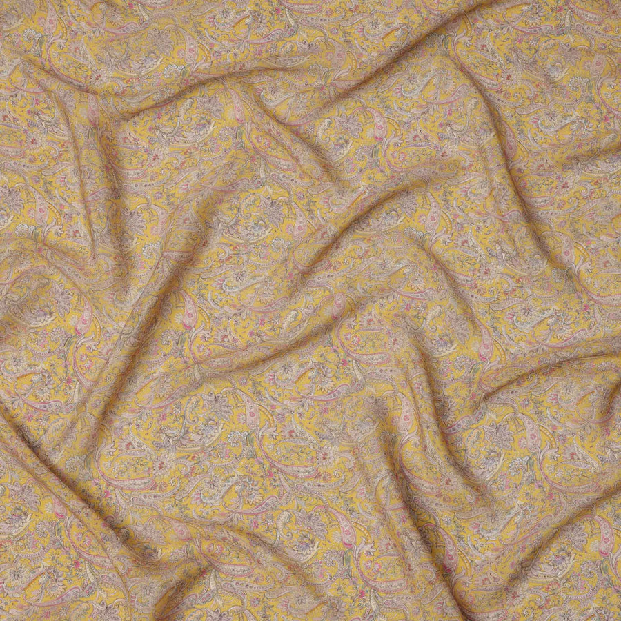 قماش كريب فيسكوز أصفر مطبوع بنقوش بيزلي، بزخارف عرقية رقيقة بألوان الوردي والبيج والأزرق، عرض 110 سم، صنع في الهند - D23452