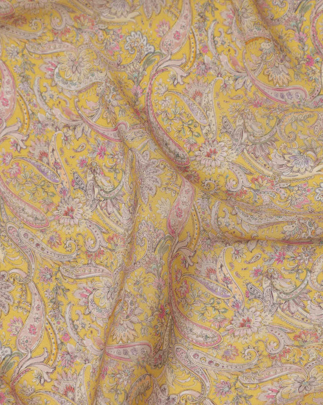 قماش كريب فيسكوز أصفر مطبوع بنقوش بيزلي، بزخارف عرقية رقيقة بألوان الوردي والبيج والأزرق، عرض 110 سم، صنع في الهند - D23452