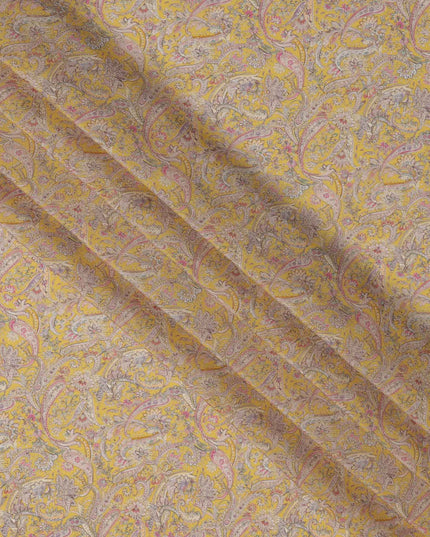 قماش كريب فيسكوز أصفر مطبوع بنقوش بيزلي، بزخارف عرقية رقيقة بألوان الوردي والبيج والأزرق، عرض 110 سم، صنع في الهند - D23452