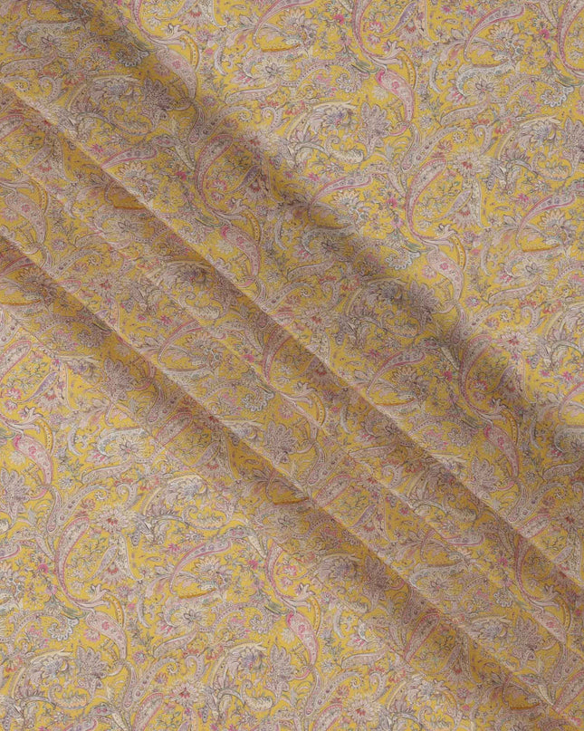 قماش كريب فيسكوز أصفر مطبوع بنقوش بيزلي، بزخارف عرقية رقيقة بألوان الوردي والبيج والأزرق، عرض 110 سم، صنع في الهند - D23452
