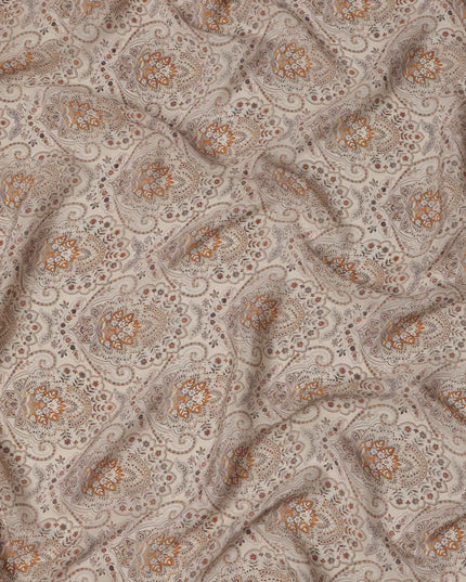 قماش كريب فيسكوز بيج مطبوع عليه زخارف مغولية، تصميم زهور بوتي تقليدي بلمسات من الصدأ والبني، عرض 110 سم، صنع في الهند - D23453