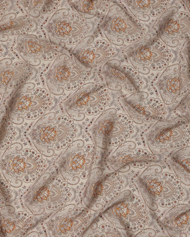 قماش كريب فيسكوز بيج مطبوع عليه زخارف مغولية، تصميم زهور بوتي تقليدي بلمسات من الصدأ والبني، عرض 110 سم، صنع في الهند - D23453