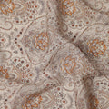 قماش كريب فيسكوز بيج مطبوع عليه زخارف مغولية، تصميم زهور بوتي تقليدي بلمسات من الصدأ والبني، عرض 110 سم، صنع في الهند - D23453