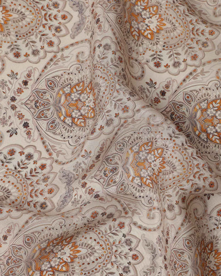 قماش كريب فيسكوز بيج مطبوع عليه زخارف مغولية، تصميم زهور بوتي تقليدي بلمسات من الصدأ والبني، عرض 110 سم، صنع في الهند - D23453