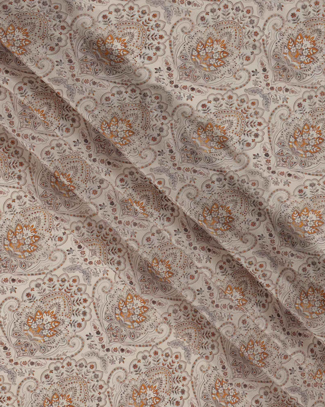 قماش كريب فيسكوز بيج مطبوع عليه زخارف مغولية، تصميم زهور بوتي تقليدي بلمسات من الصدأ والبني، عرض 110 سم، صنع في الهند - D23453